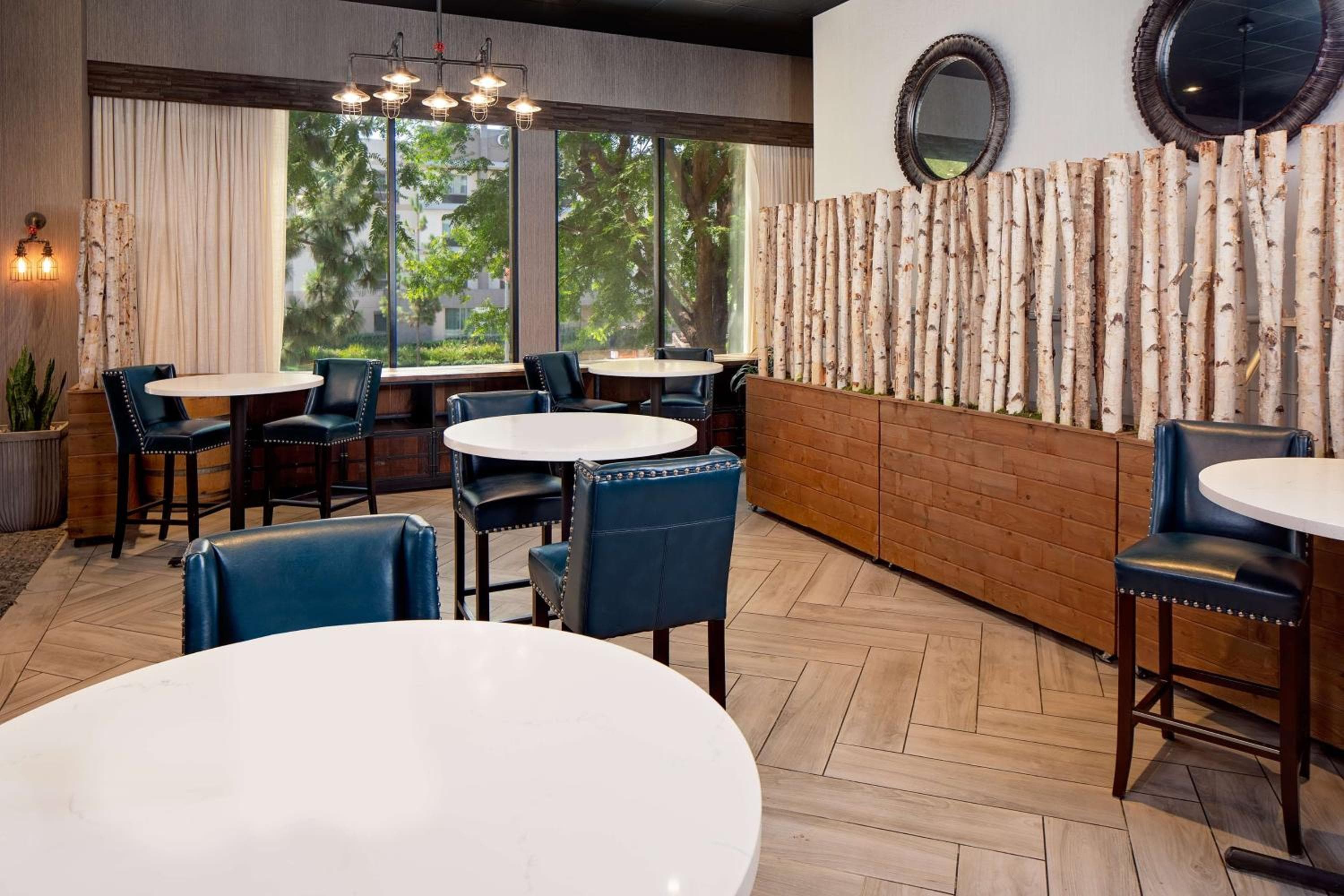 Hotel Zessa Orange County Airport, a DoubleTree by Hilton