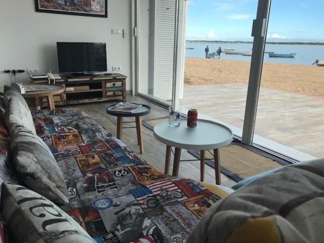 Chalet sobre la playa ,