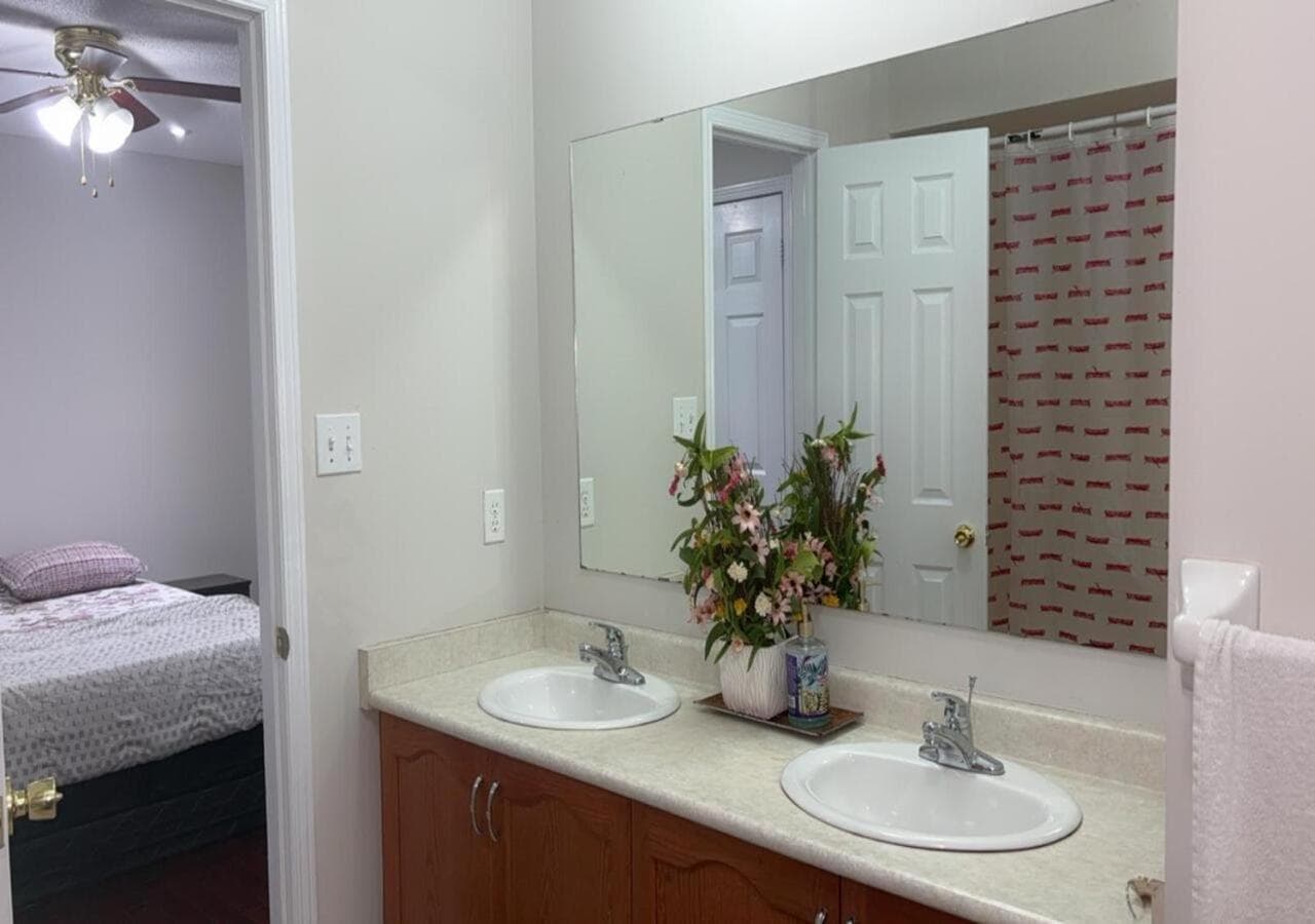 Beautiful private Room near Toronto pearson Airport