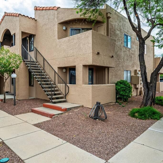 Bright & Cozy 1BD Condo near UofA, UMC w Pool, Parking - Low Summer Rates!