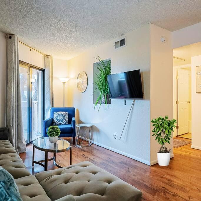 Bright & Cozy 1BD Condo near UofA, UMC w Pool, Parking - Low Summer Rates!