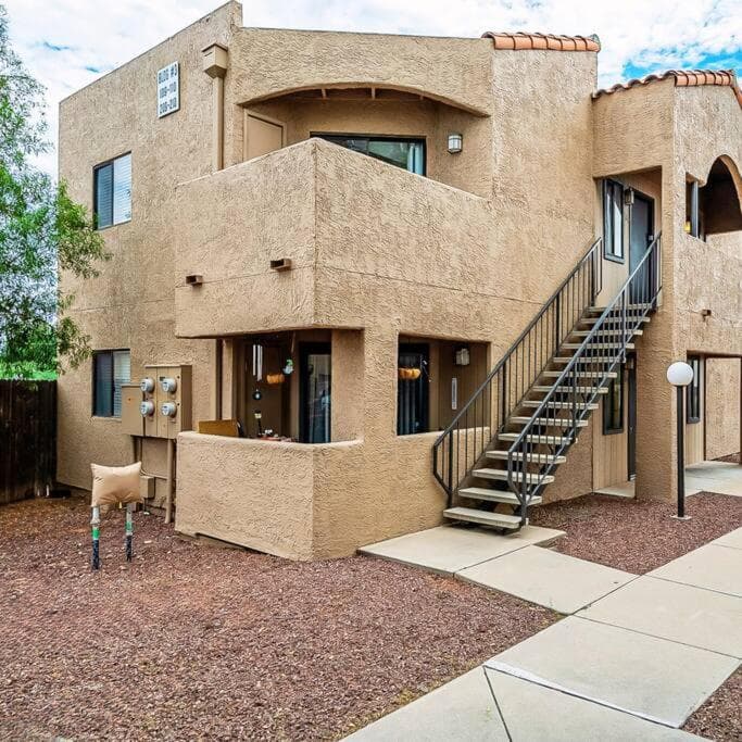 Sunny King-sized 1BD Condo near UofA and UMC w Pool, Parking