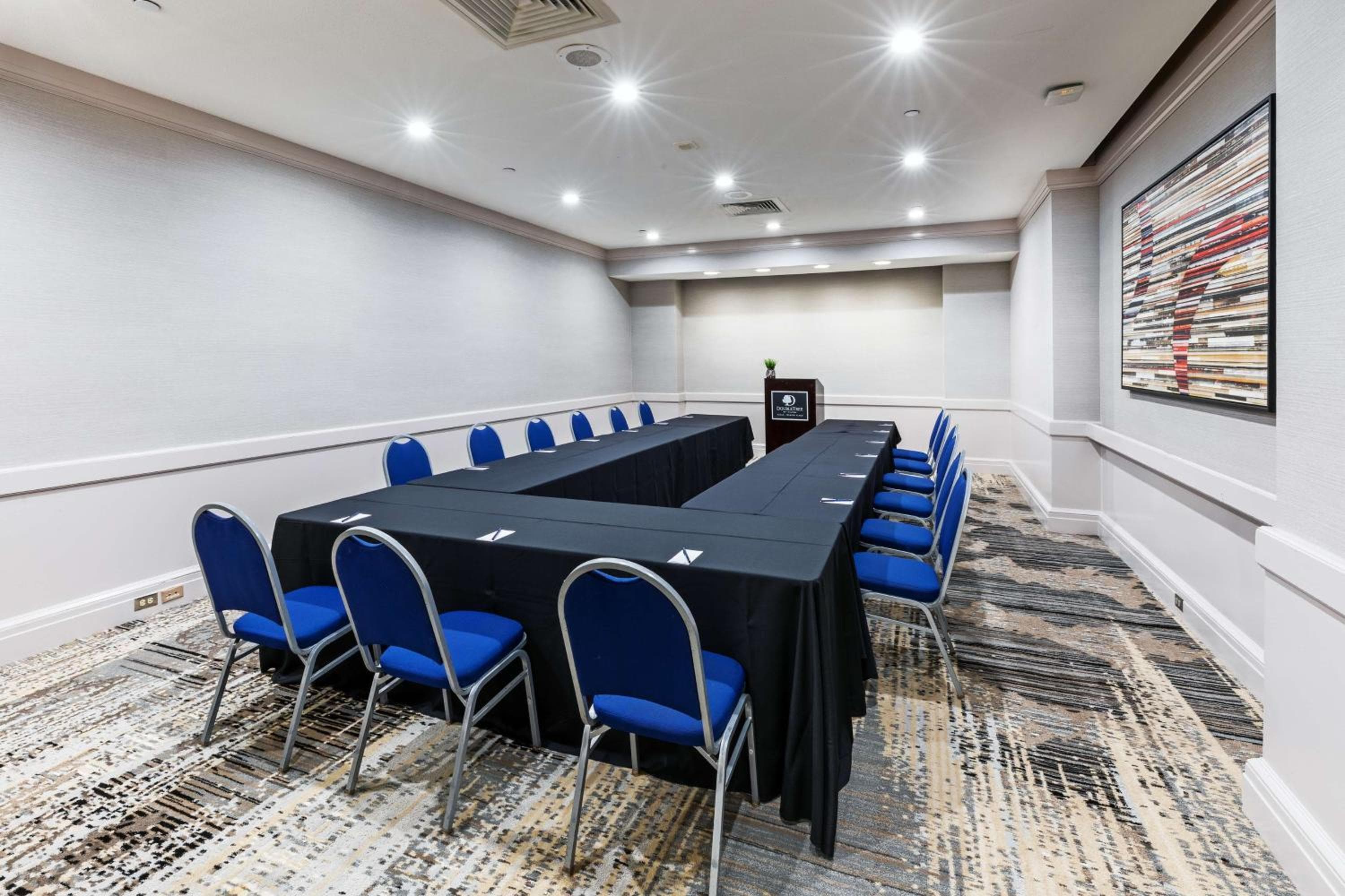 DoubleTree by Hilton Tulsa - Warren Place