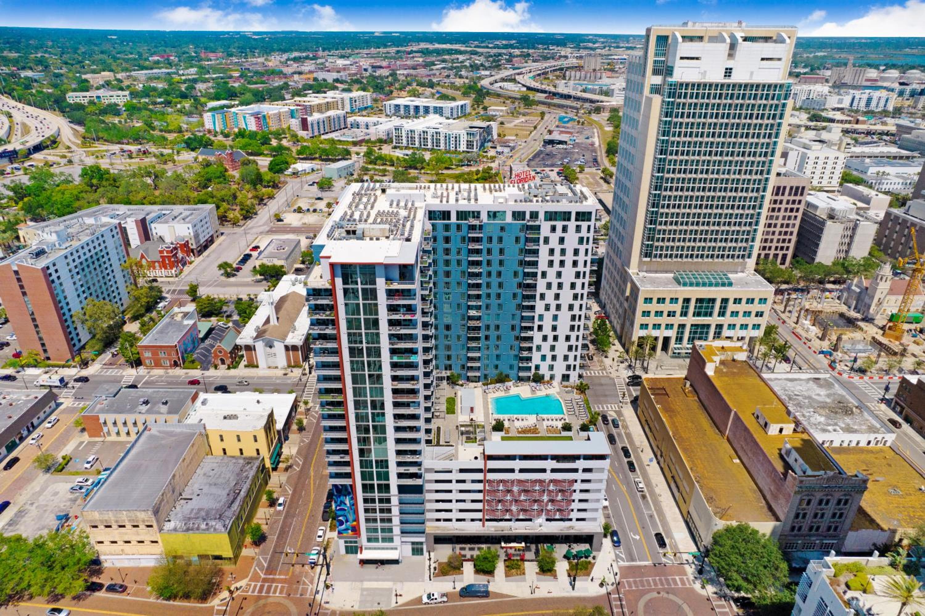 Downtown Tampa Gem 1-BD w/Pool, Gym, & Sky Lounge