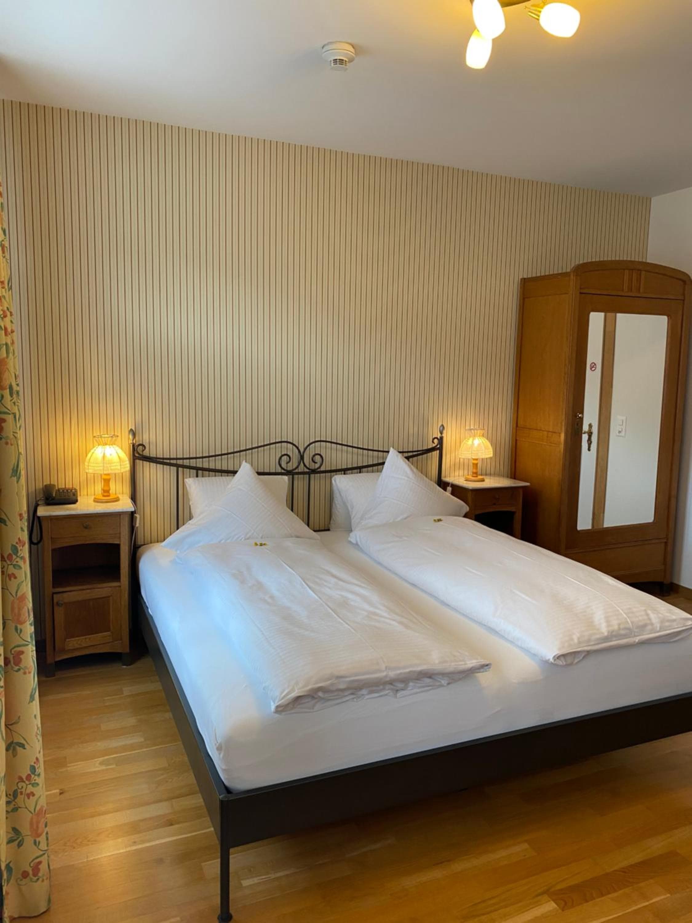 Carlton-Europe Vintage Adults Hotel