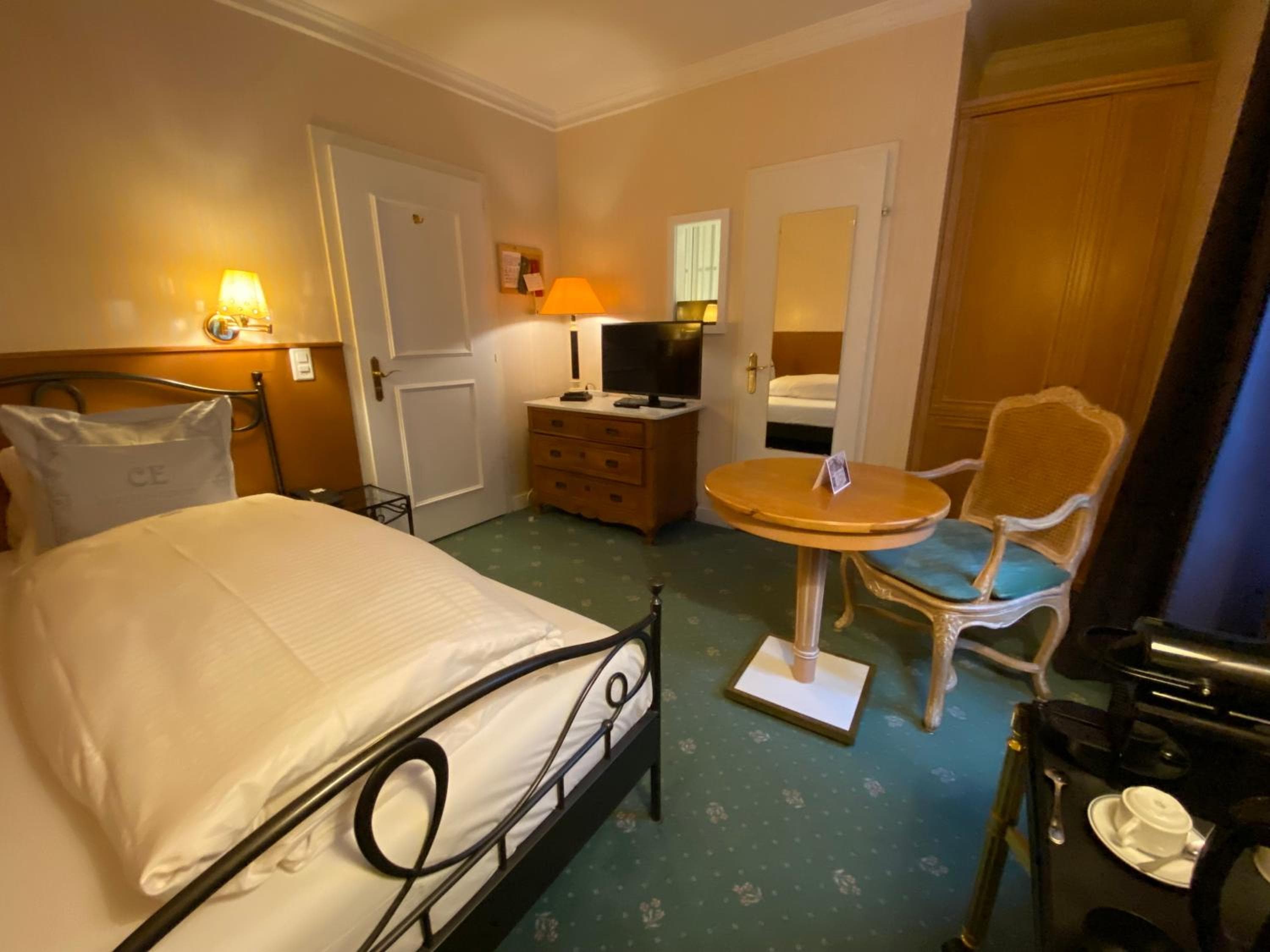 Carlton-Europe Vintage Adults Hotel