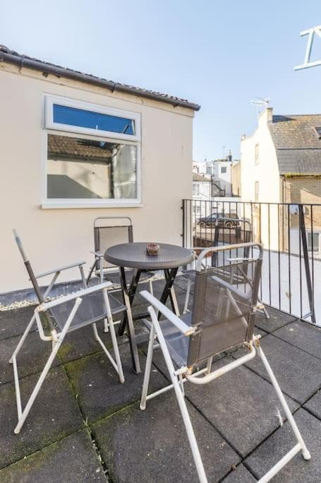 Cosy 2 Bed Apartment with Roof Terrace