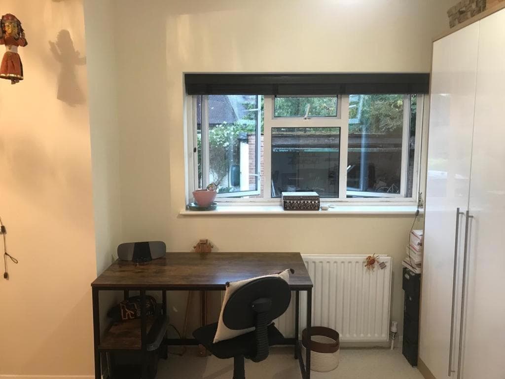 Serene spacious room (double) in gorgeous bungalow on river near Thorpe park and Holloway University Egham