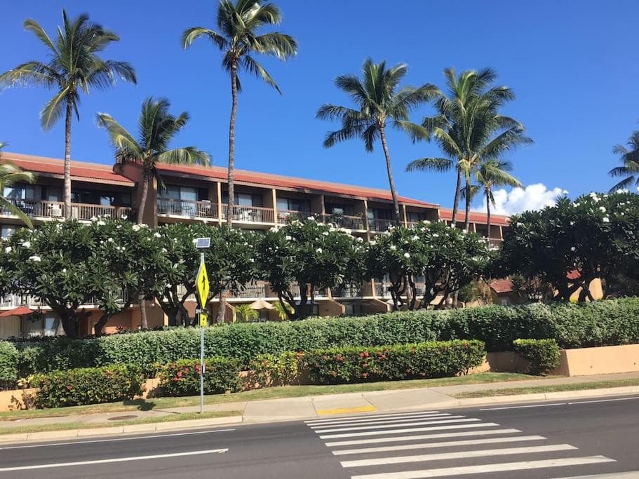 Maui Vista one bedroom across the street from Kam1 beach shops and restaurants