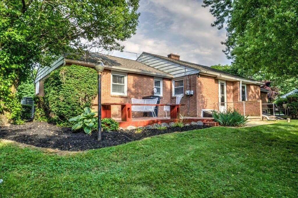 Renovated 2 BR home close to Lancaster attractions