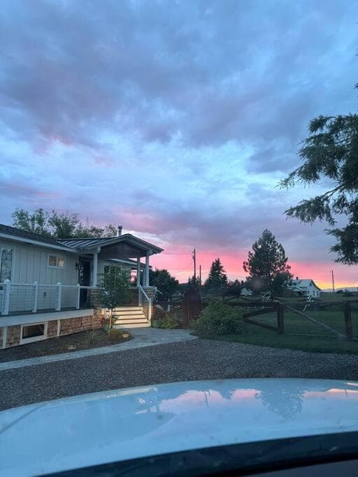 Charming 1 bedbath Suite in waterfront Cottage