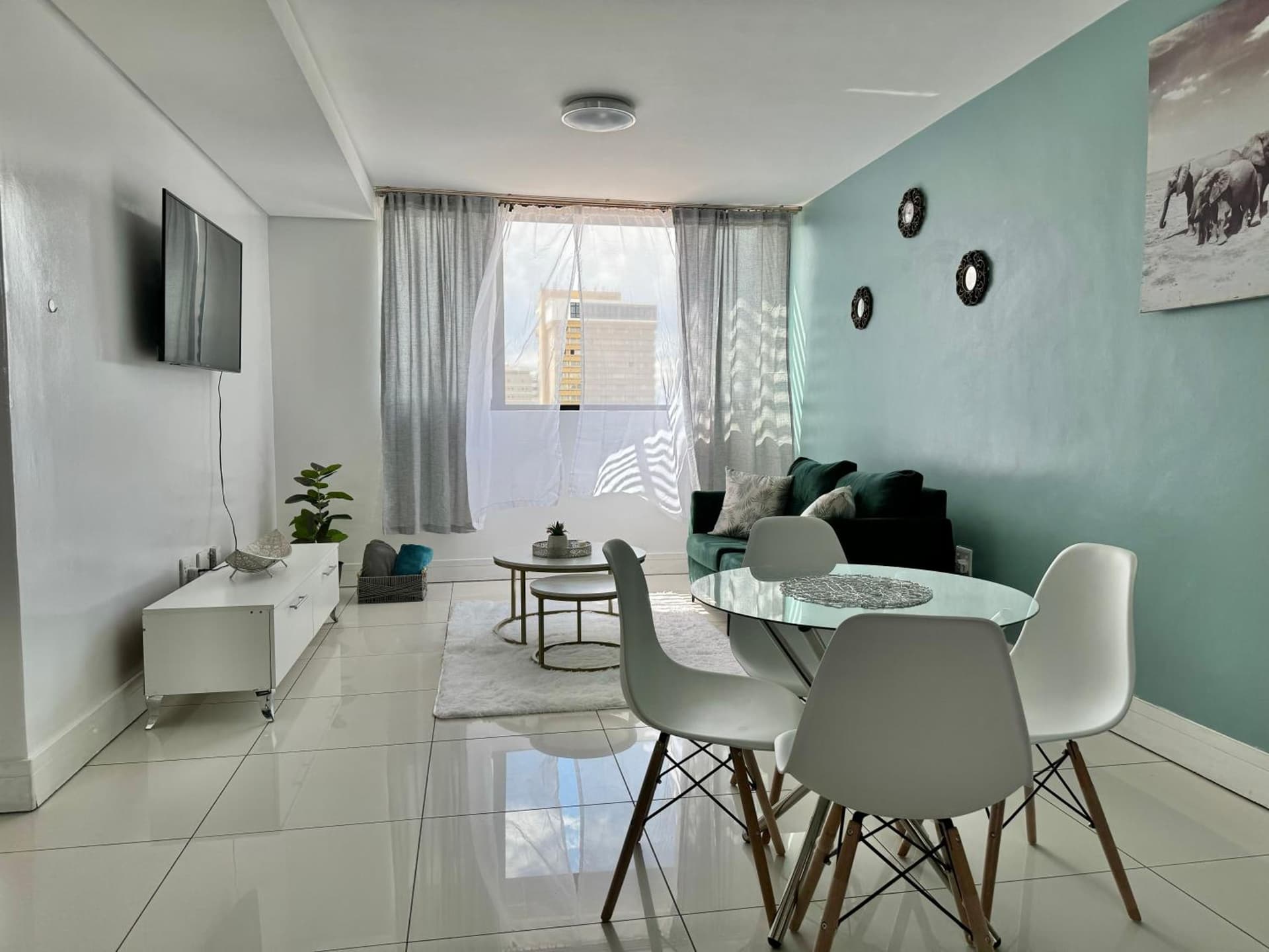 Gracelyn KJG CBD Gym & Pool Apartment at 77 on Independence