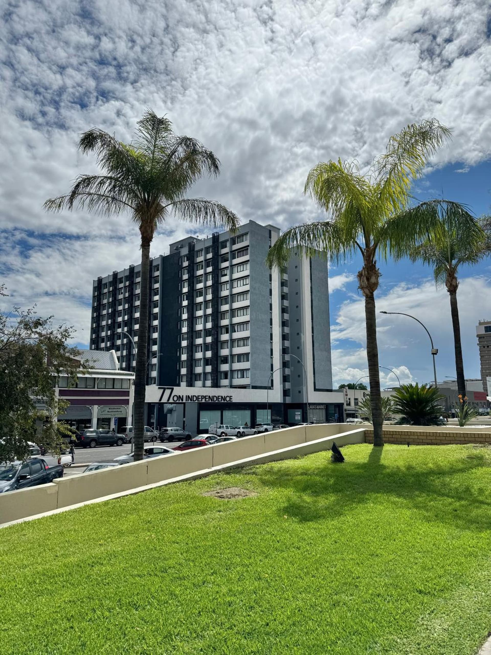 Gracelyn KJG CBD Gym & Pool Apartment at 77 on Independence