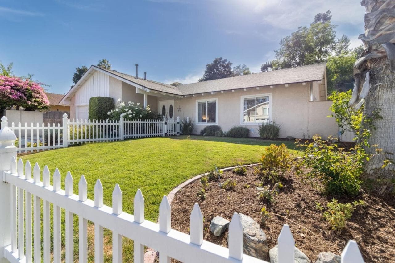 Stunning 4 Bedroom 1 Level- Pool, Spa, Grass Yard, Fire Pit, Garage, BBQ