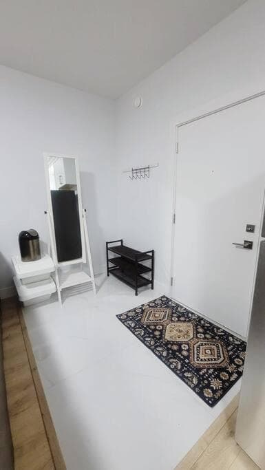 Gorgeous 2 Bedrooms Suite Private entrance with patio-Free Parking