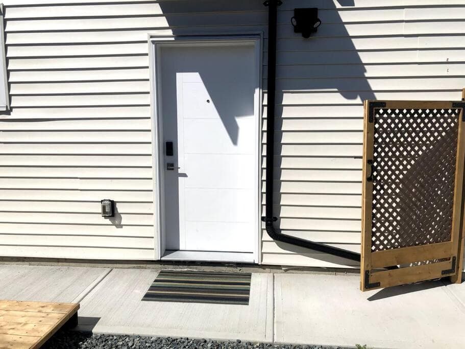 Gorgeous 2 Bedrooms Suite Private entrance with patio-Free Parking
