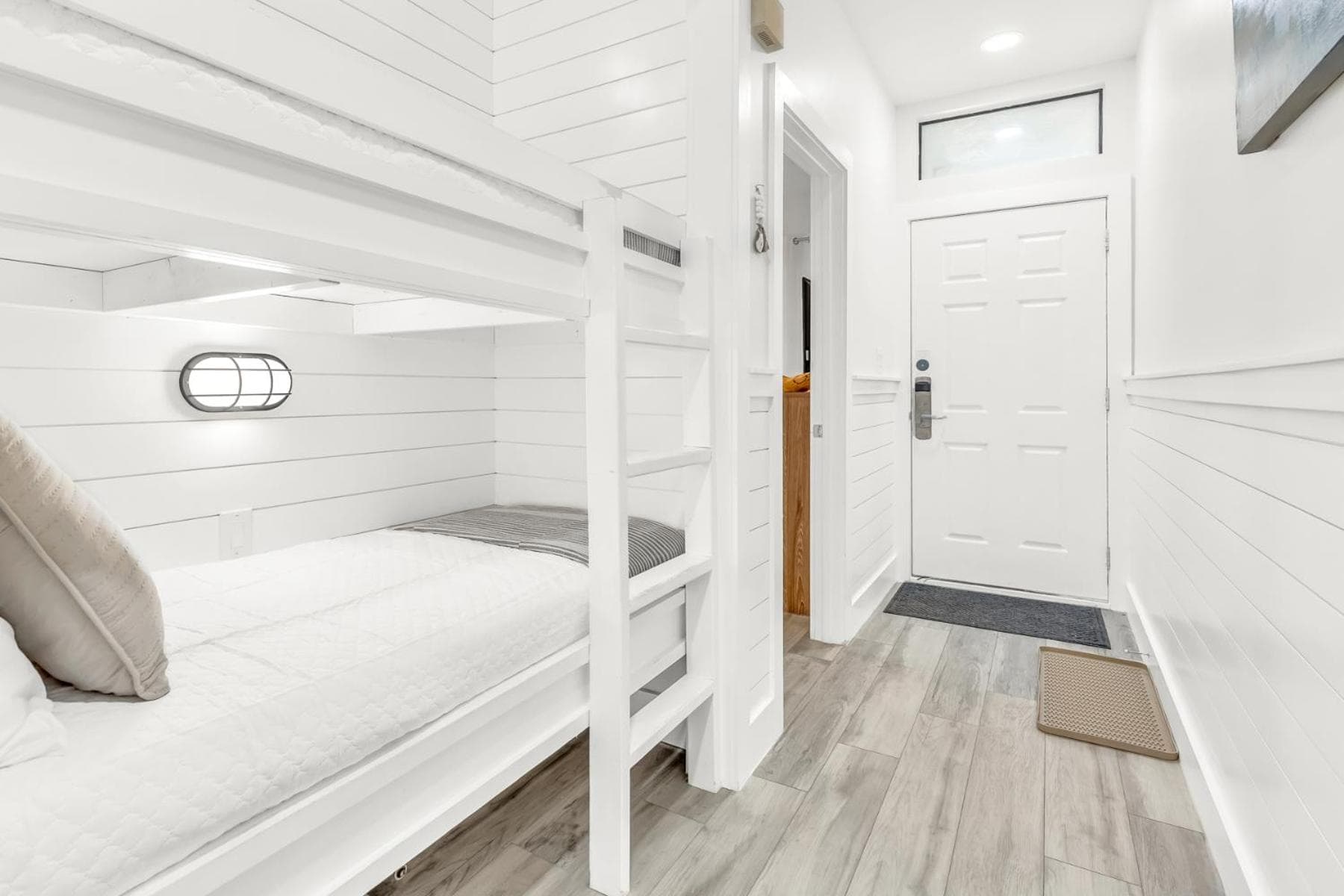 Palms of Seagrove D5, Steps to the Beach, Sleeps 4, Pool, 2 bikes and 5 mins from Seaside