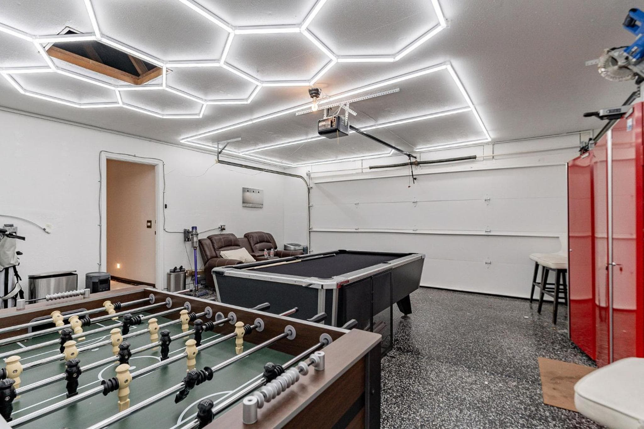 Family Fun 4-bedroom house House with Free Heated Pool & Hot Tub & Game Room & Mini Golf in Chandler