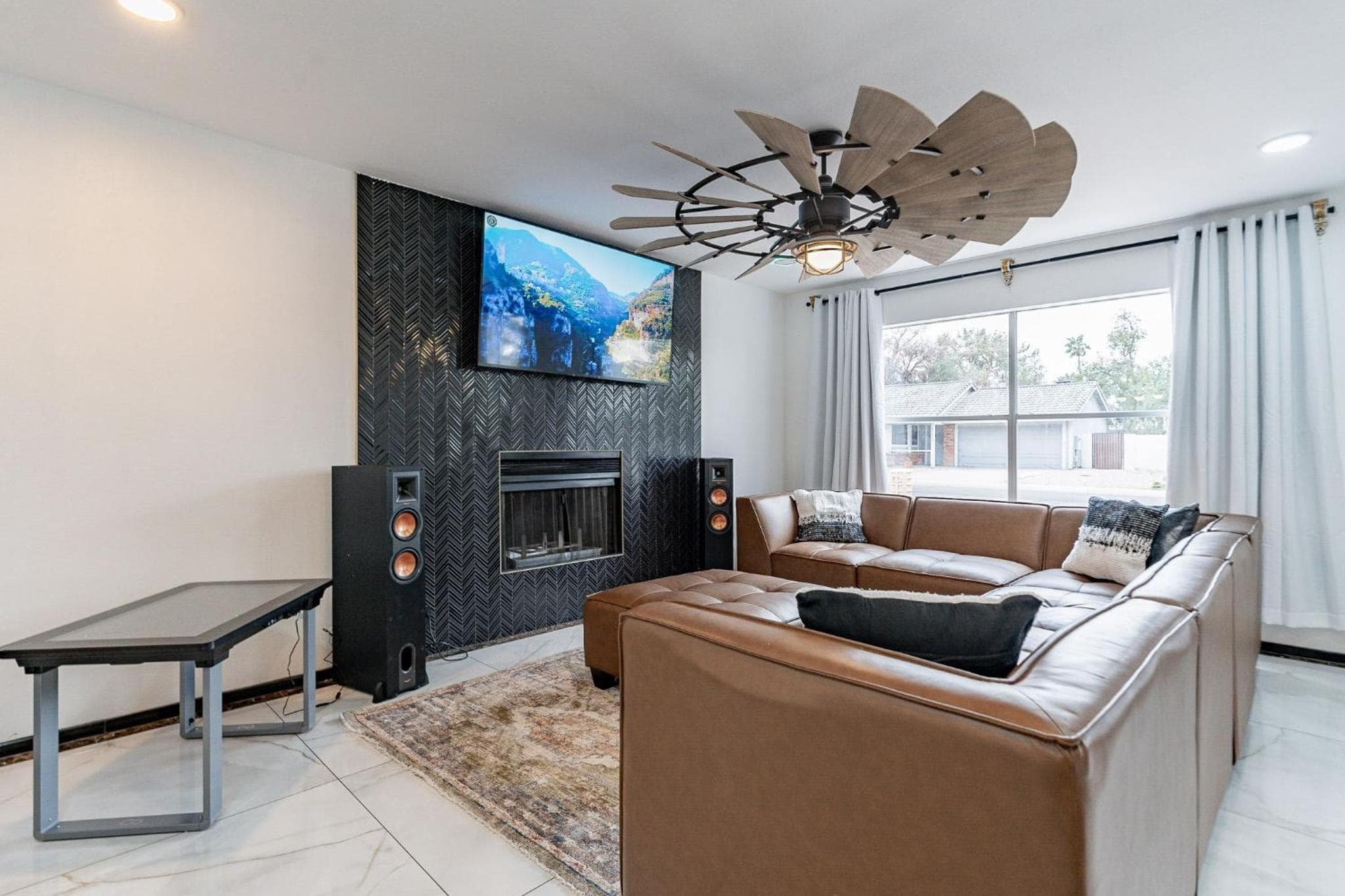 Family Fun 4-bedroom house House with Free Heated Pool & Hot Tub & Game Room & Mini Golf in Chandler