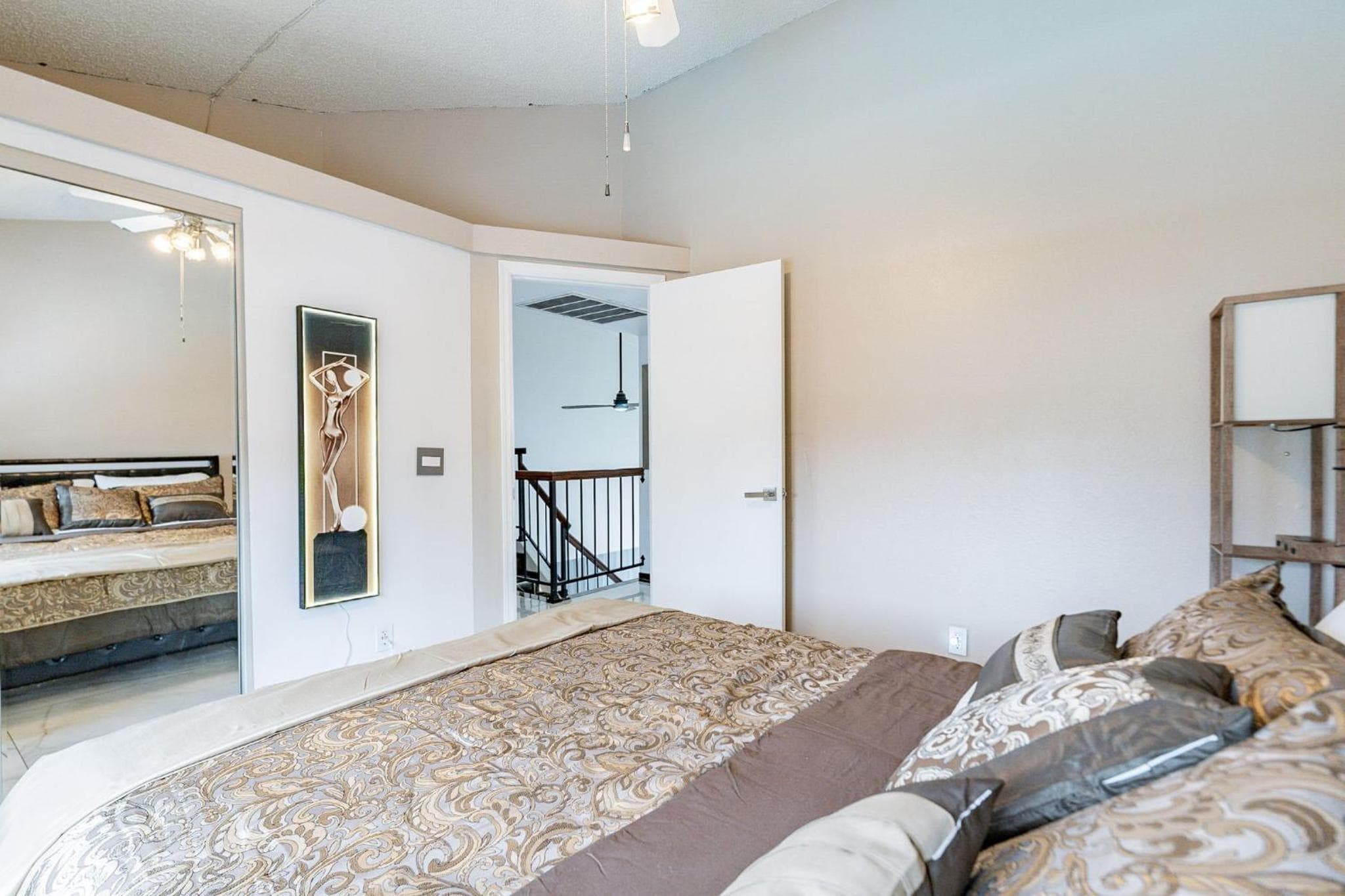 Family Fun 4-bedroom house House with Free Heated Pool & Hot Tub & Game Room & Mini Golf in Chandler