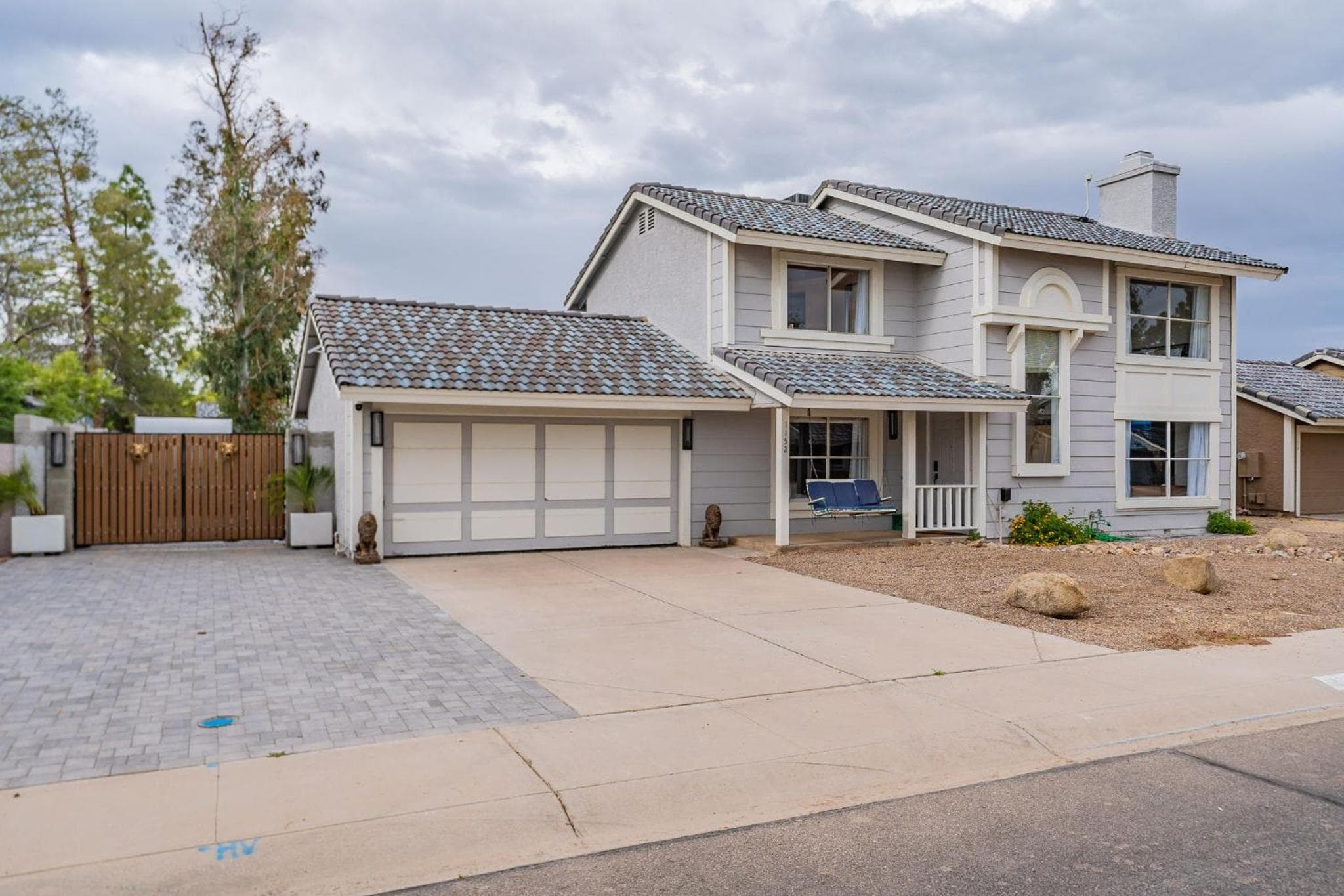 Family Fun 4-bedroom house House with Free Heated Pool & Hot Tub & Game Room & Mini Golf in Chandler