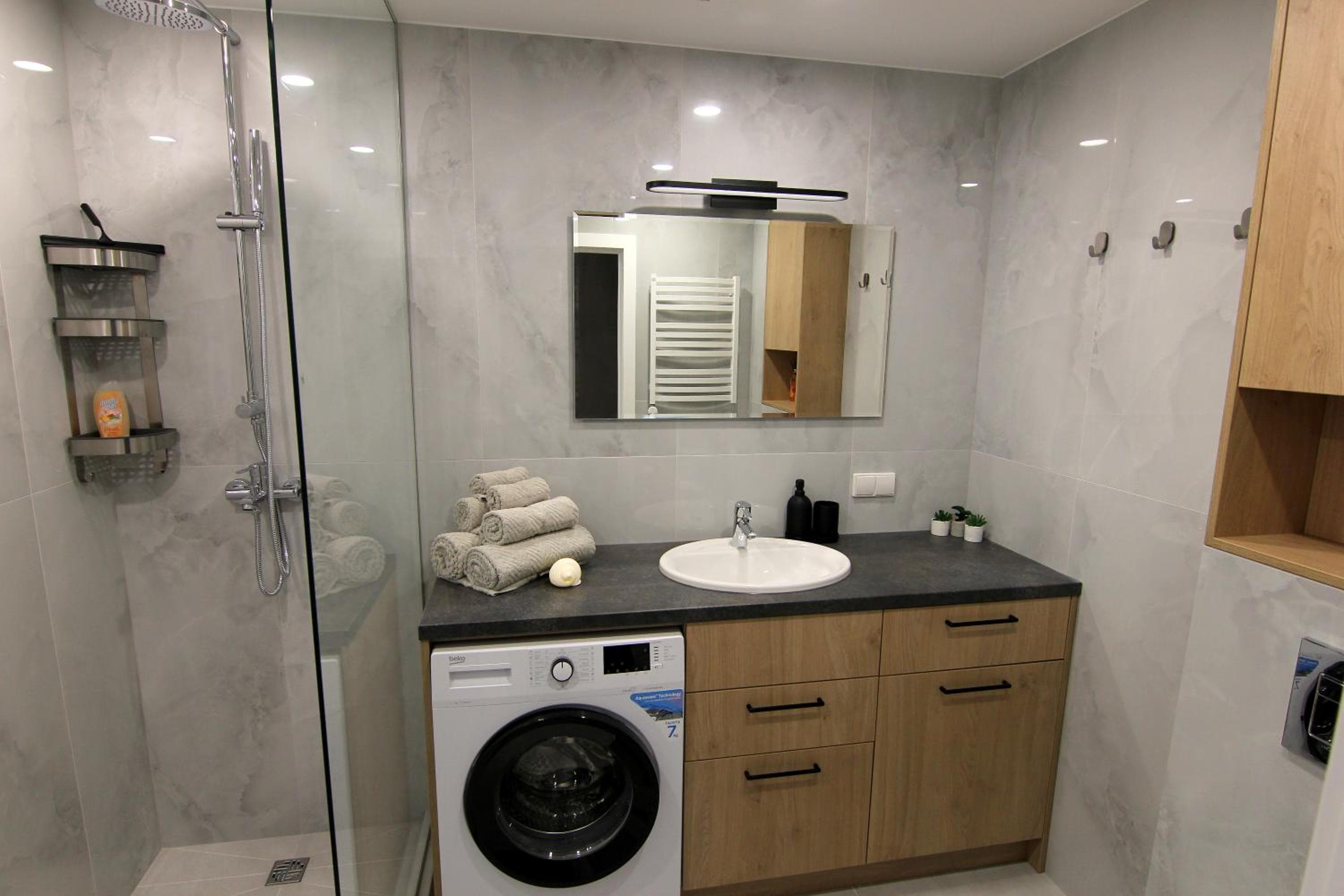 Warmzy Home - Modern 2 Rooms Apartment With Free Parking