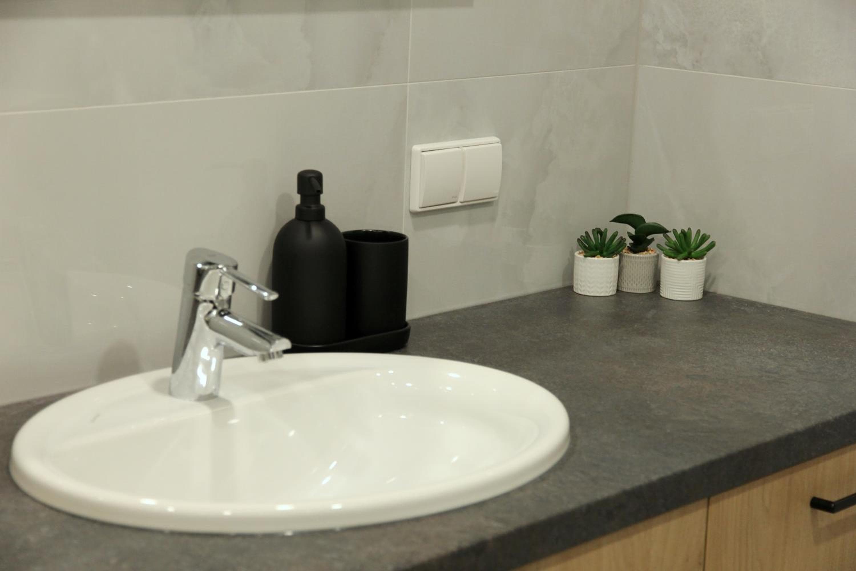 Warmzy Home - Modern 2 Rooms Apartment With Free Parking