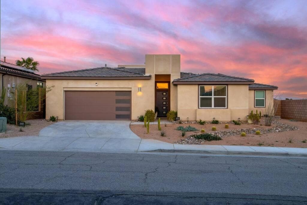 4BR Desert Paradise Saltwater Pool/Spa & View