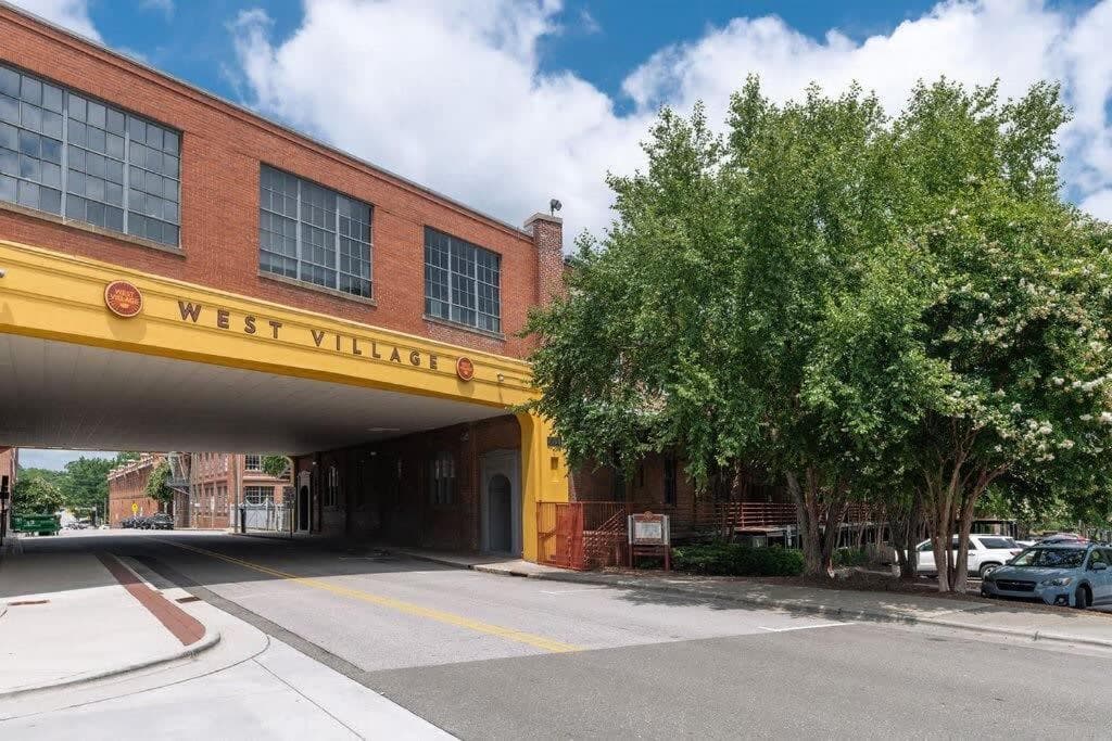 100 Year-Old Historic Brick 2BR Loft & Large Patio & Hammocks & High Ceiling