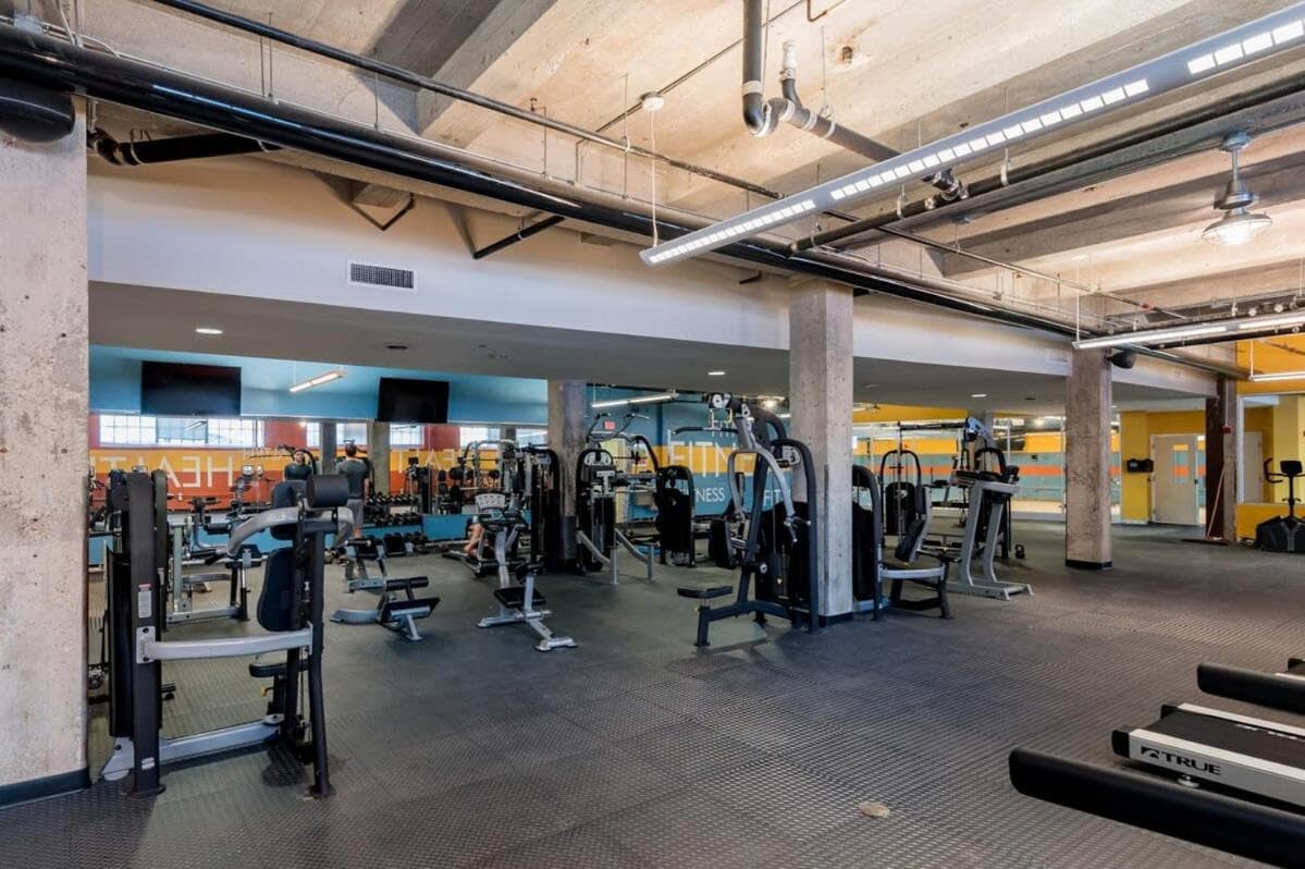 100 Year-Old Historic Brick 2BR Loft & Large Patio & Hammocks & High Ceiling