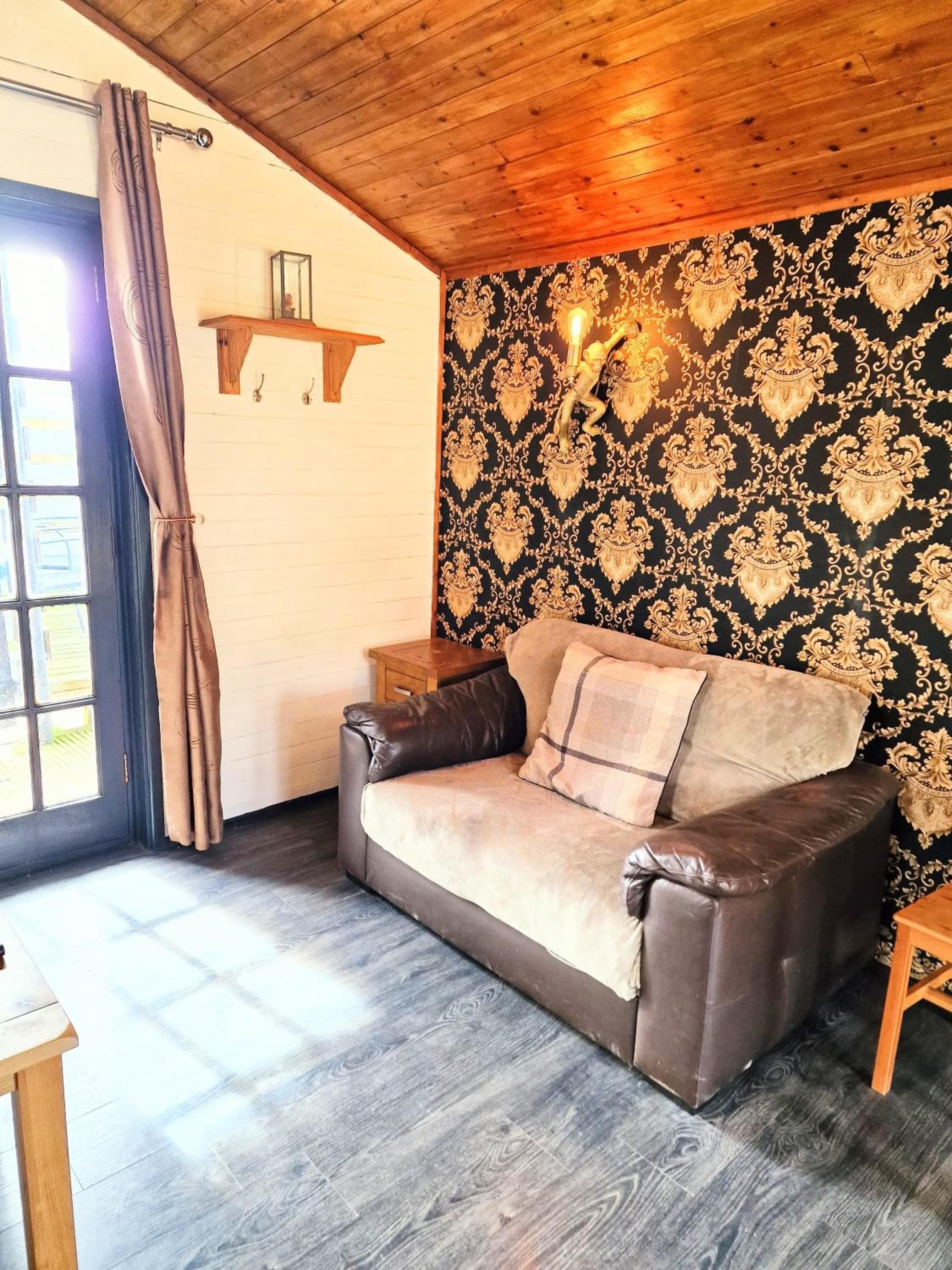 Otter 3 Lodge -Jungle Inspired -Dog Friendly -Private Hot Tub -Warminster-Bath-Salisbury