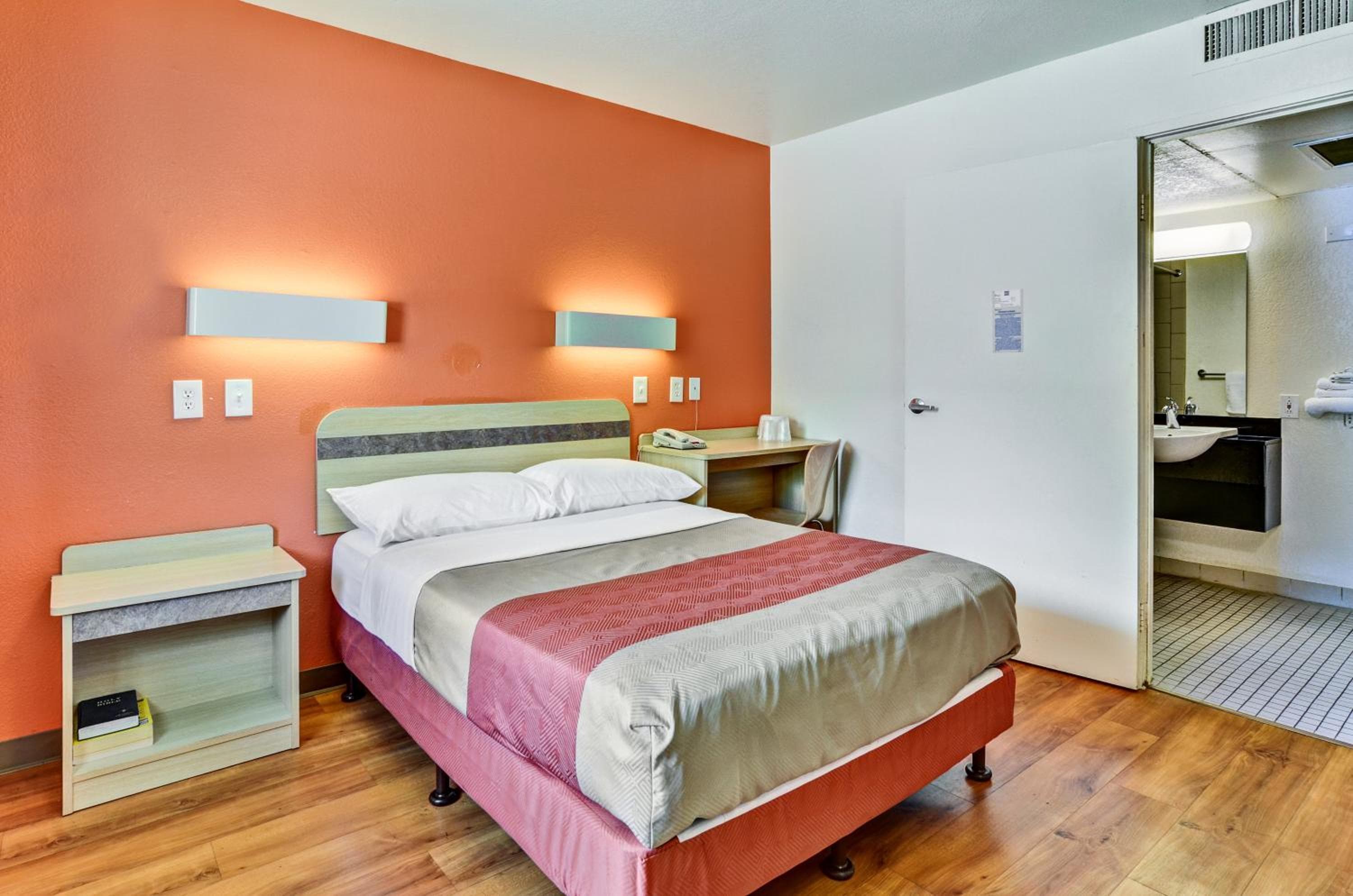 Motel 6 Pittsburgh, PA - Crafton
