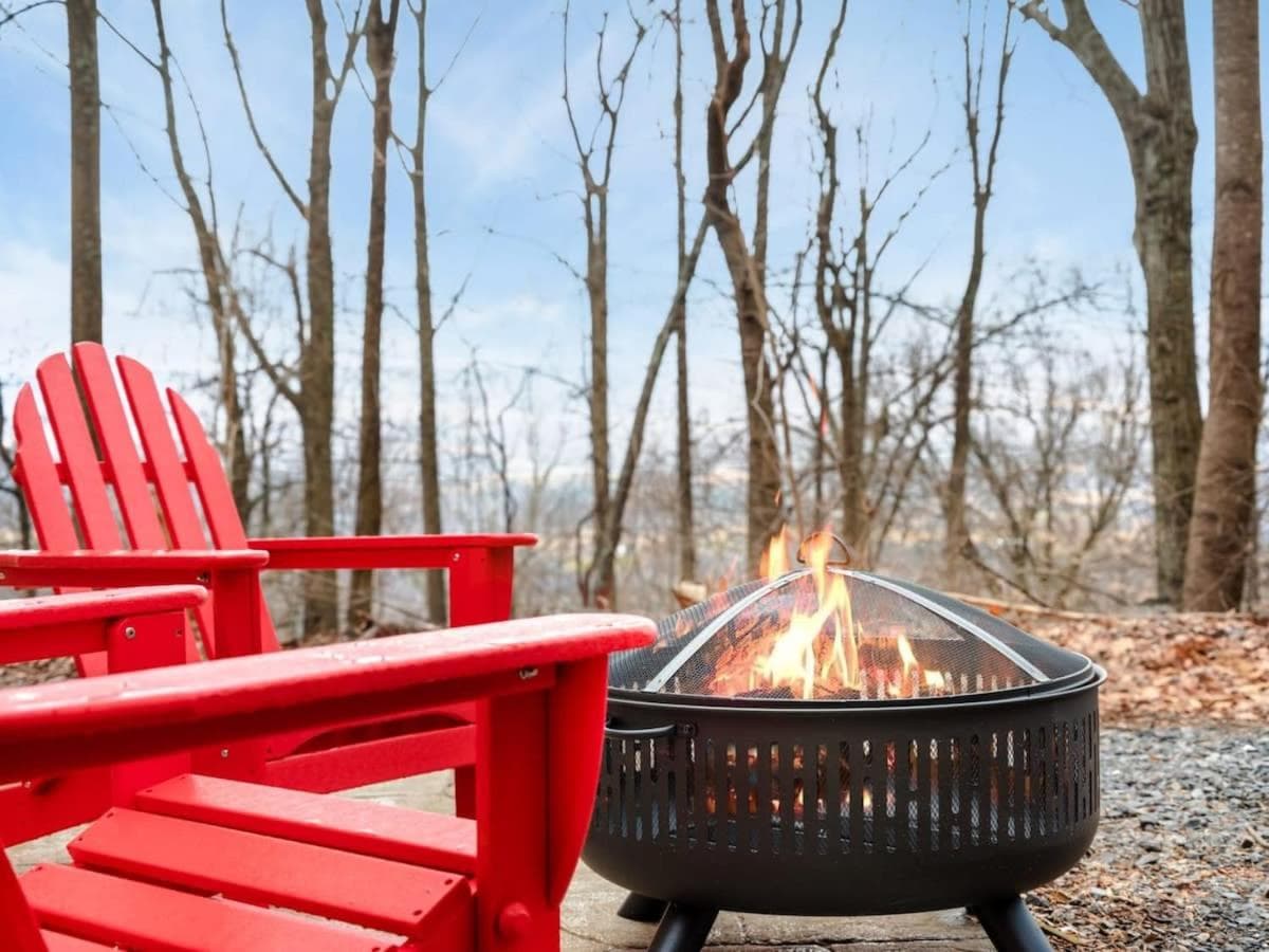 Modern Mountain Cottage w Hot Tub, Fire Pit, WiFi