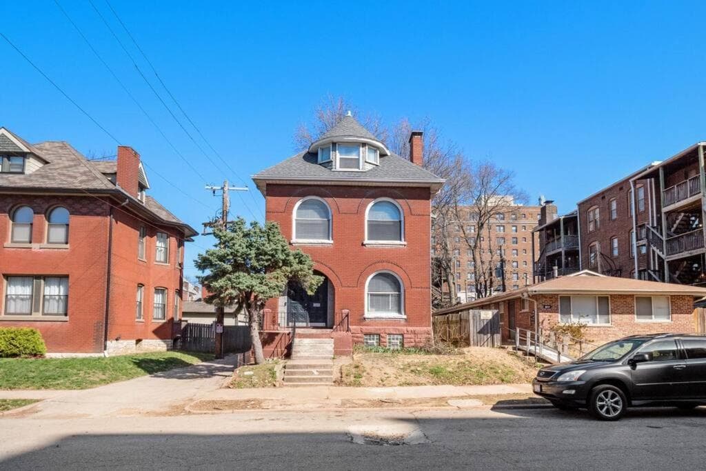 Historic Shaw Home • Sleeps 14 • Near Zoo & Arch