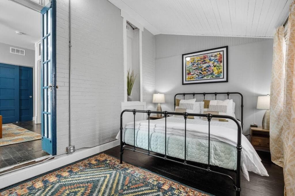 Historic Shaw Home • Sleeps 14 • Near Zoo & Arch