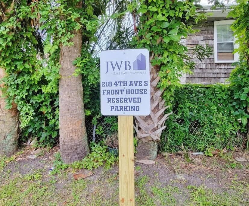 Beachside Cottage Home - Short Walk to the Beach