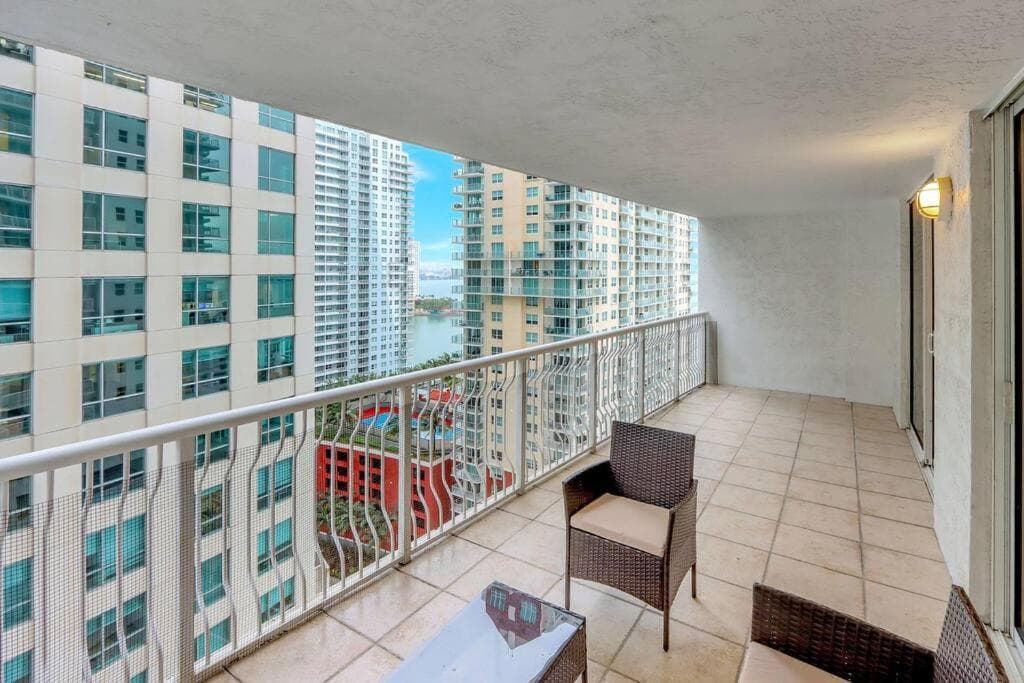 Lux 1B condo with XL Balcony, Pool, Gym & Games