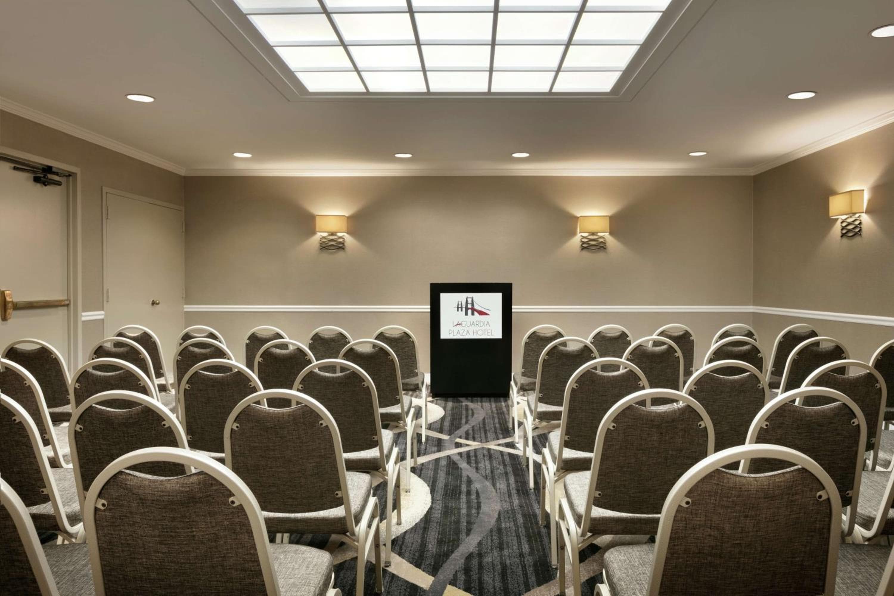 DoubleTree by Hilton New York-LaGuardia