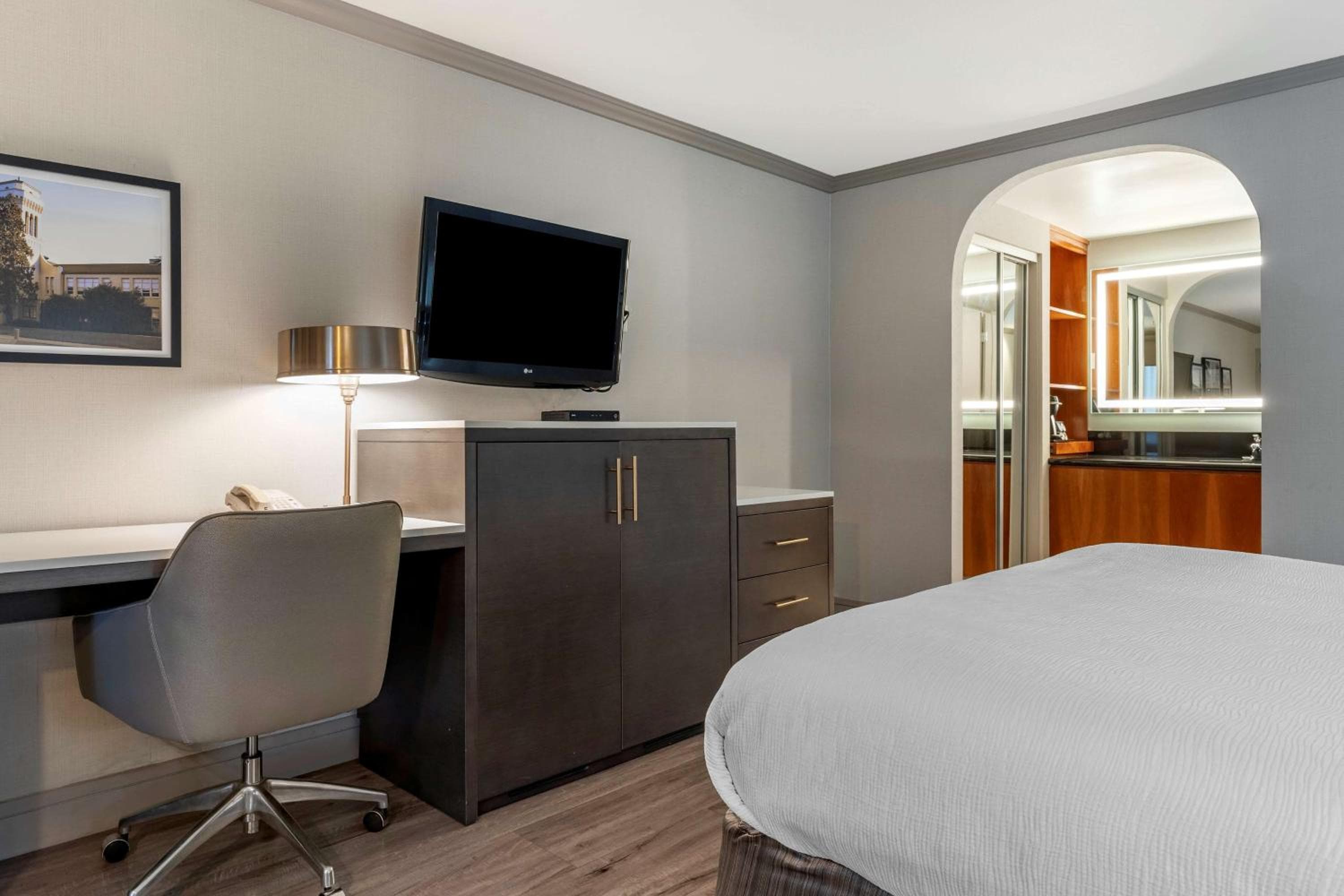 Best Western Plus Executive Suites