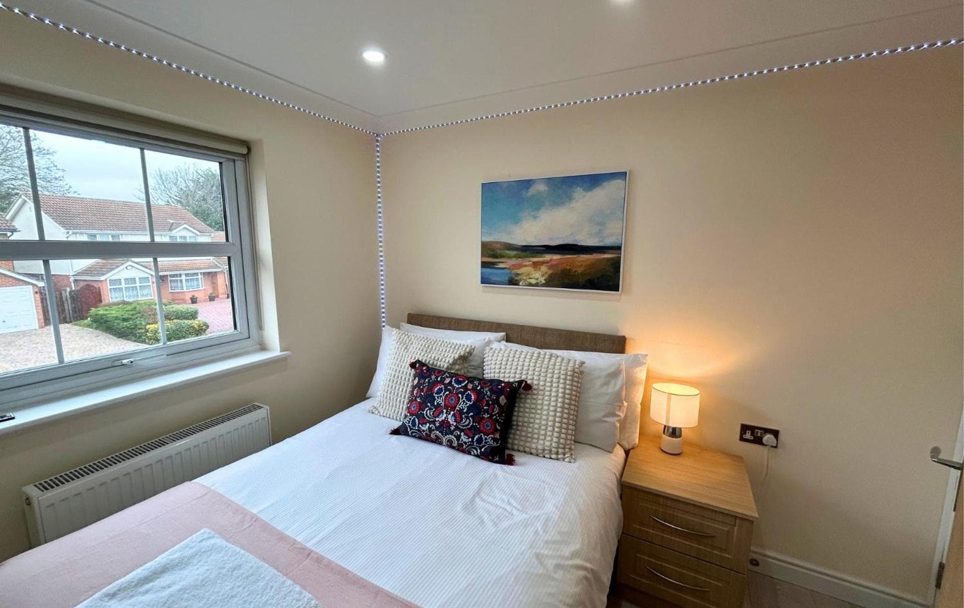Addlestone Stylish Spacious Three Bedroom House
