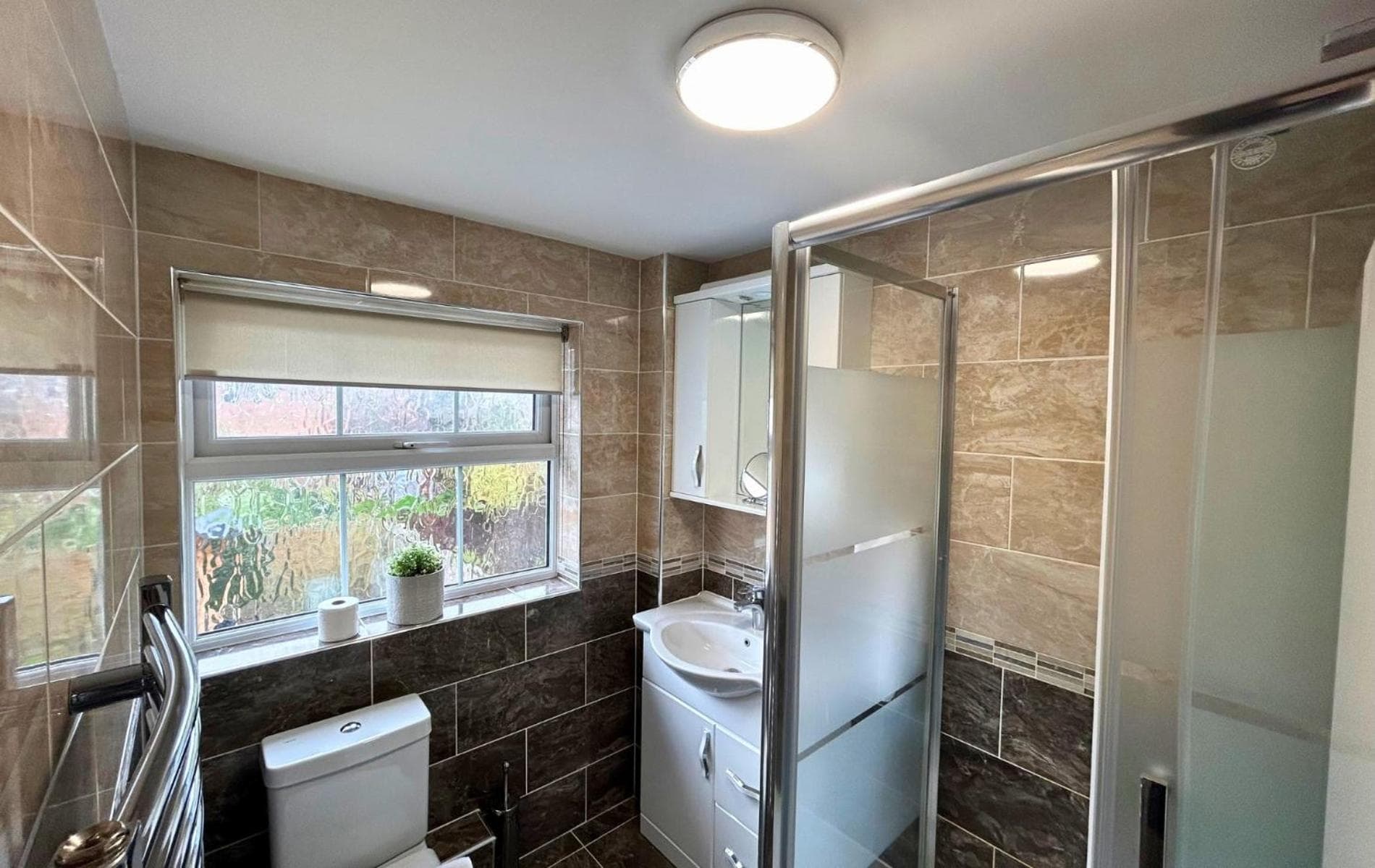 Addlestone Stylish Spacious Three Bedroom House