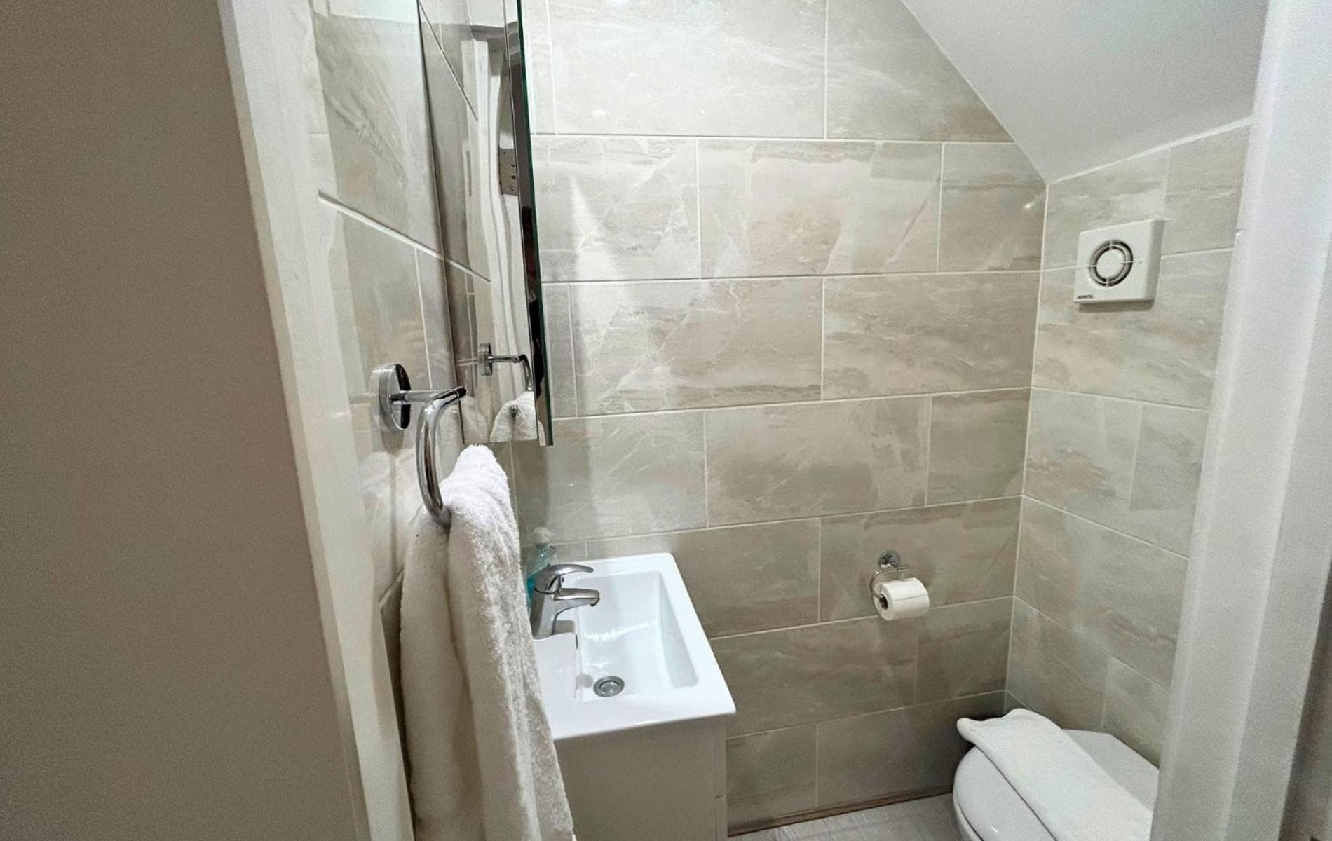 Addlestone Stylish Spacious Three Bedroom House