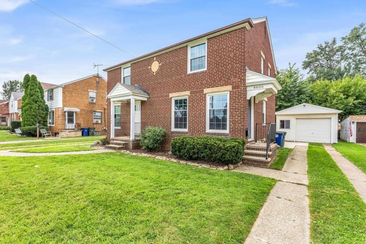 Renovated Brooklyn Townhome 9 Miles from Downtown