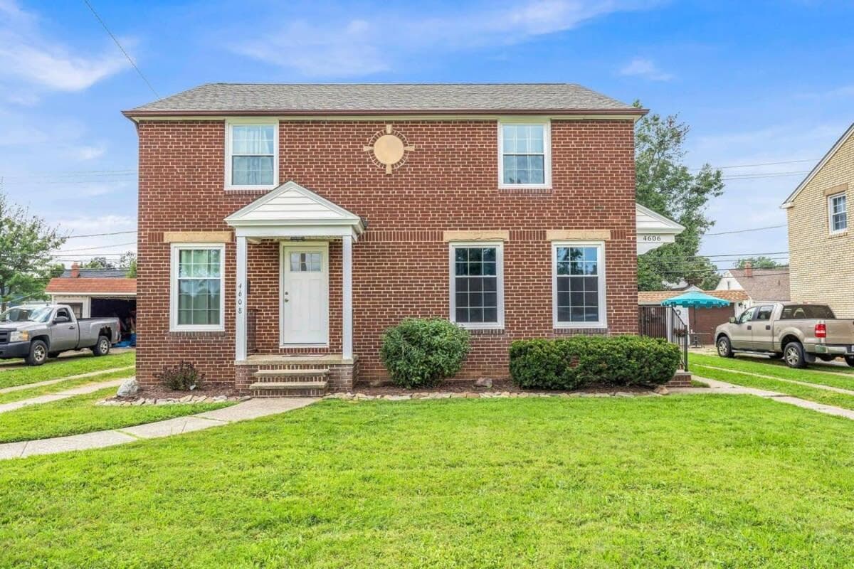 Renovated Brooklyn Townhome 9 Miles from Downtown