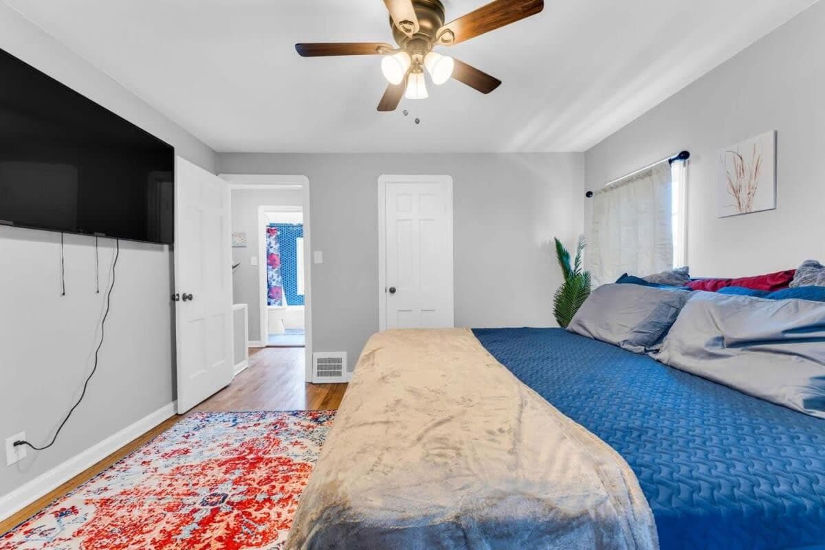 Renovated Brooklyn Townhome 9 Miles from Downtown