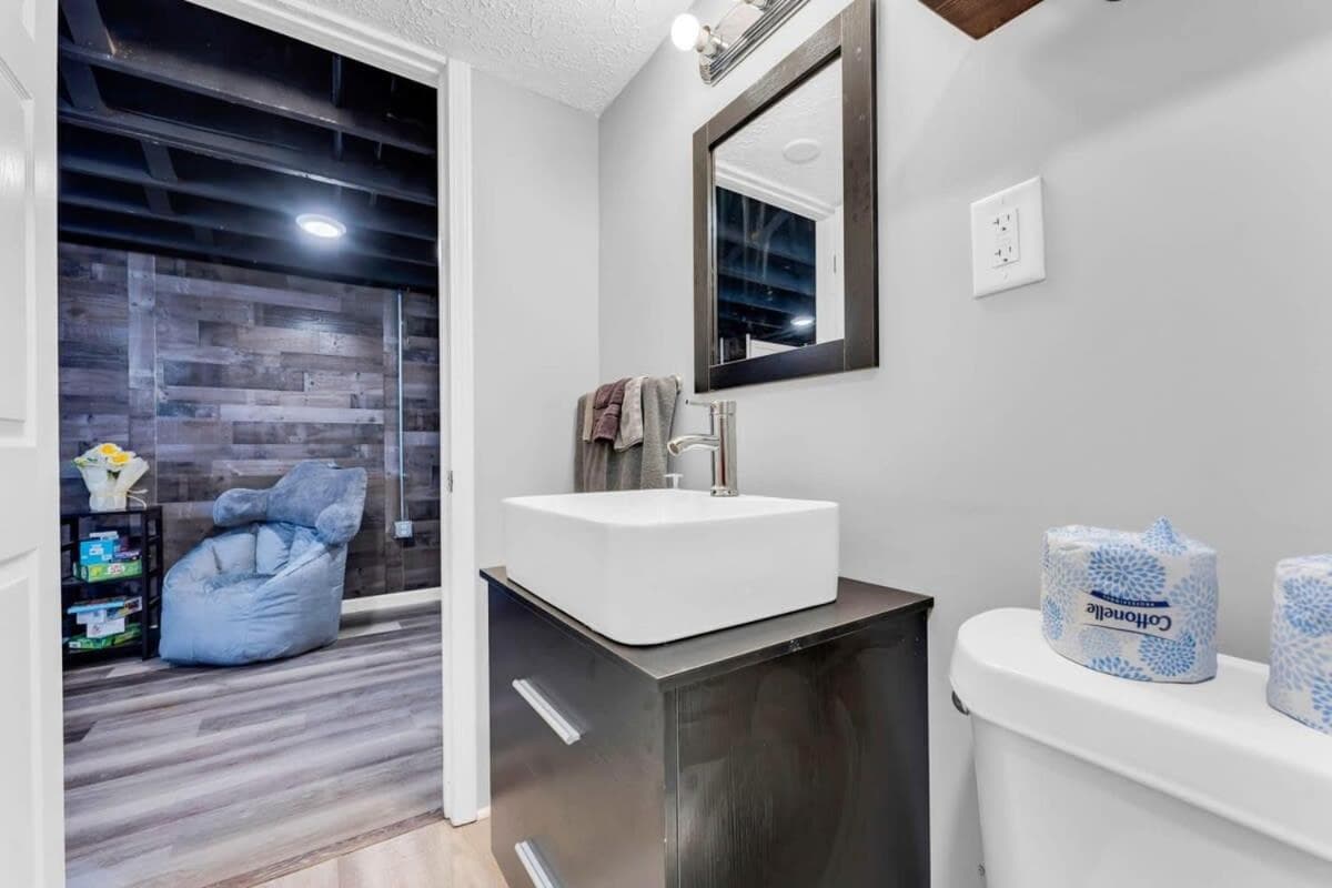Renovated Brooklyn Townhome 9 Miles from Downtown
