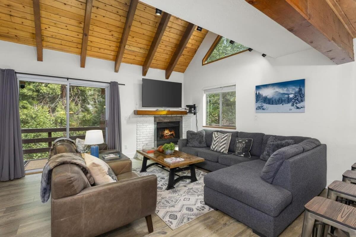 Spectacular Game Room, 3000 sqft, 2 Masters, Pool Table, 2 Decks, AC, Dogs