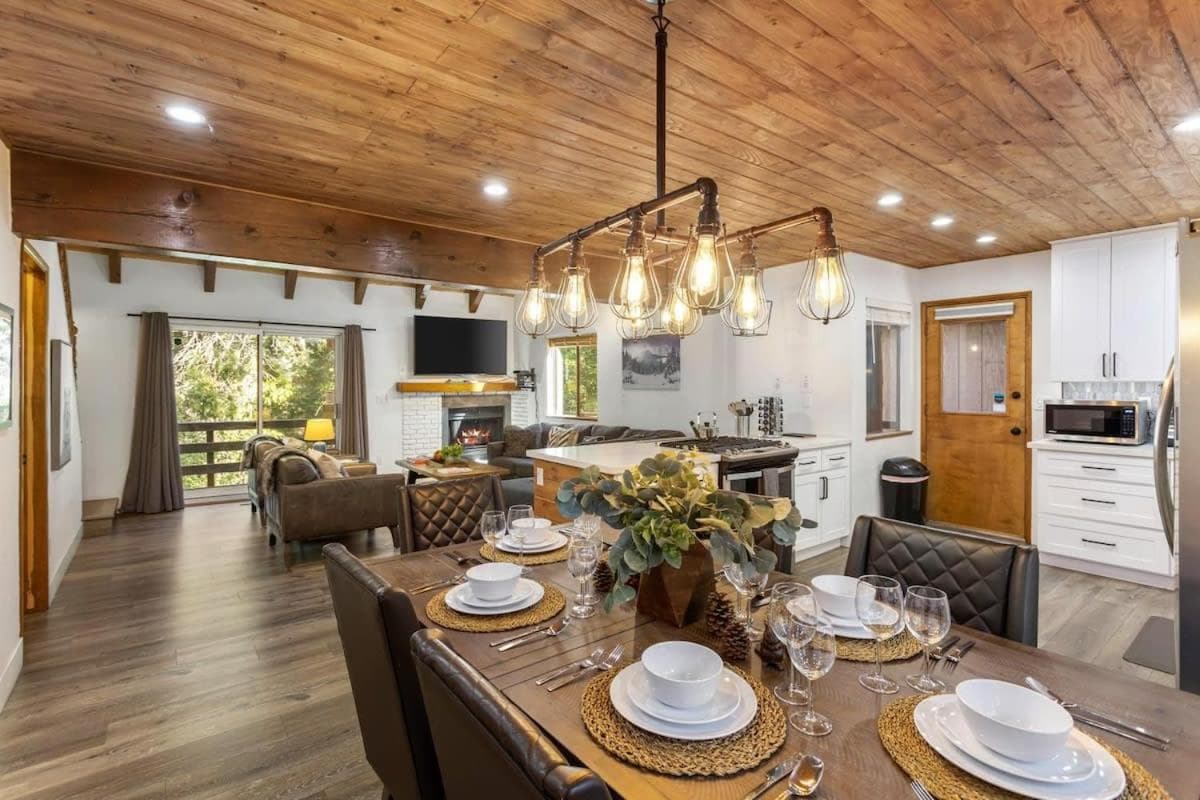 Spectacular Game Room, 3000 sqft, 2 Masters, Pool Table, 2 Decks, AC, Dogs