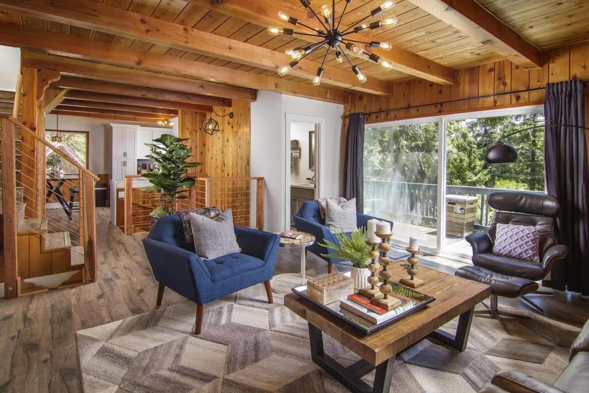 Whispering Pine Modern Luxe 3 Level 2000 sqft AC View Dogs Village