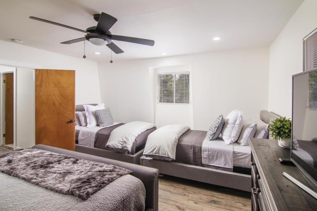 Whispering Pine Modern Luxe 3 Level 2000 sqft AC View Dogs Village